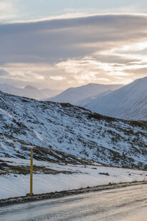 冬日雪覆山路风景
