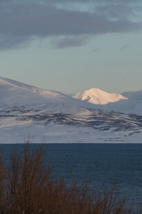 湖畔雪山美景