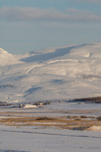 冬日雪山下的开阔原野