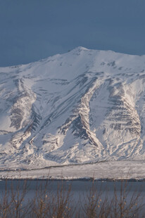 雪山远景壮丽风光