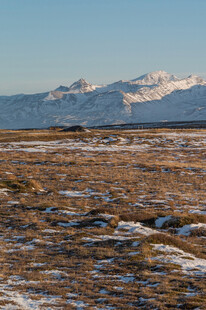 广袤原野与远处雪山景观