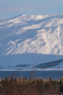 雪山风光远处山峦覆雪