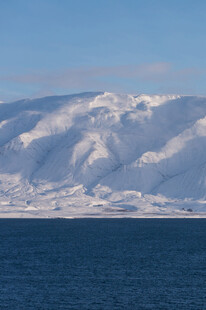 冰雪覆盖的山脉与蓝色水域