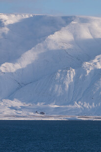 雪山下的蓝色水域风光