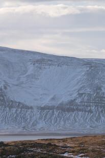 雪山下的开阔原野