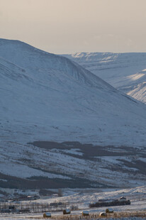 冬日雪山下的开阔景致