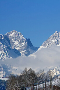 雪山美景云雾缭绕