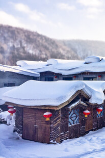 雪覆木屋挂红灯