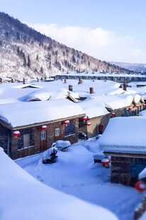 雪覆村庄冬日静谧美景