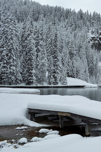 冬日雪景中的静谧湖畔码头