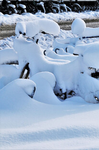 冬日雪景中的被雪覆盖物件