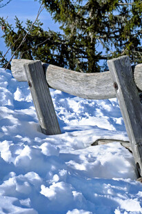 雪覆长椅冬日静谧景致