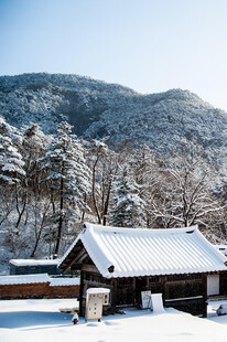 雪覆山村小屋静谧美景