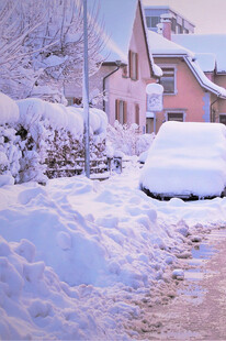 冬日雪景中的温馨小屋