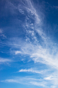 蔚蓝天空飘着轻柔云彩