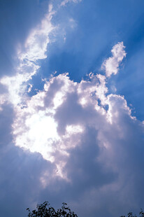 蓝天中飘浮的蓬松白云