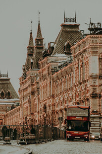 欧式建筑前的红色双层巴士