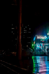 夜晚霓虹下的城市街道景象