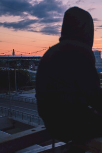 黄昏下独坐屋顶的身影