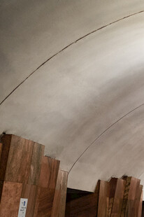 拱形天花板下的木质结构