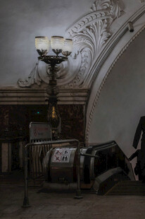 复古灯具陈列于典雅空间