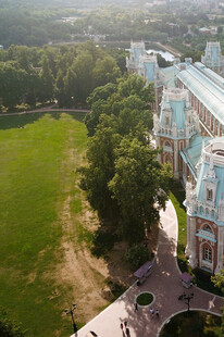 俯瞰美丽校园建筑与绿地