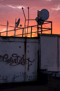 夕阳下的屋顶卫星与涂鸦