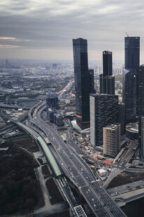俯瞰都市高楼与交通景观