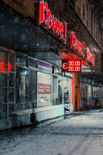 雪天街边亮灯的披萨餐厅