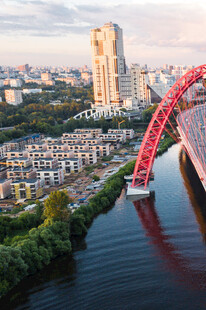 莫斯科城市河畔的红色拱桥景观