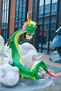街头多彩龙形艺术雕塑