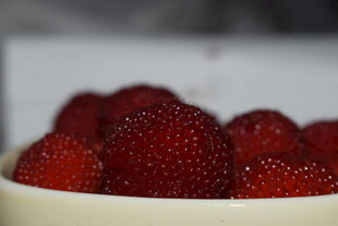 碗中鲜红饱满的新鲜草莓