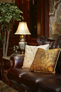 奢华真皮沙发与温馨台灯