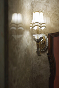 复古壁灯照亮温馨角落