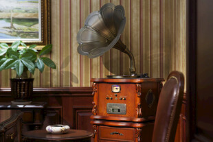 复古留声机搭配古典家具