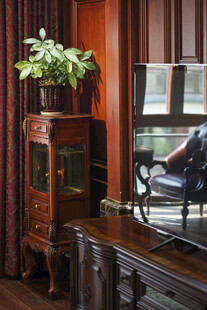 复古角落的绿植与木质家具