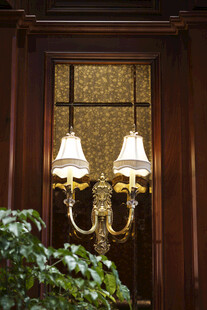 复古壁灯装点木质门旁