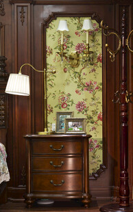 复古木质梳妆台搭配花卉窗帘