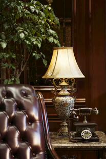 复古书房台灯与经典摆件