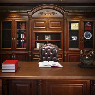 古典风格的豪华书房场景