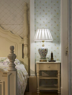 温馨卧室床头柜与台灯