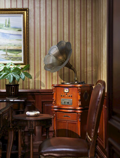 复古室内的留声机与座椅