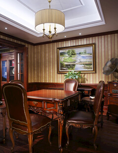 复古餐厅实木桌椅温馨场景