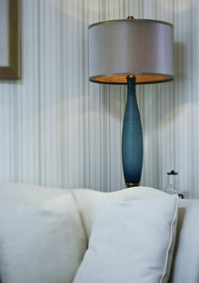 简约客厅中的蓝色台灯