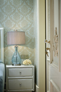 精致卧室的优雅床头柜