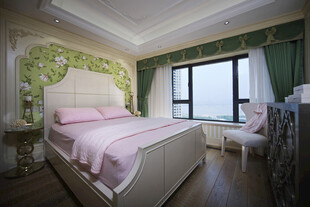 清新绿植装饰的温馨卧室