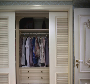 简约衣柜内挂放多样衣物