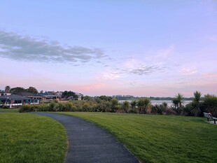 黄昏下的海滨小镇美景