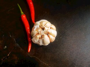 红辣椒与大蒜静物图