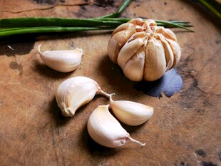 木桌上的大蒜及蒜瓣